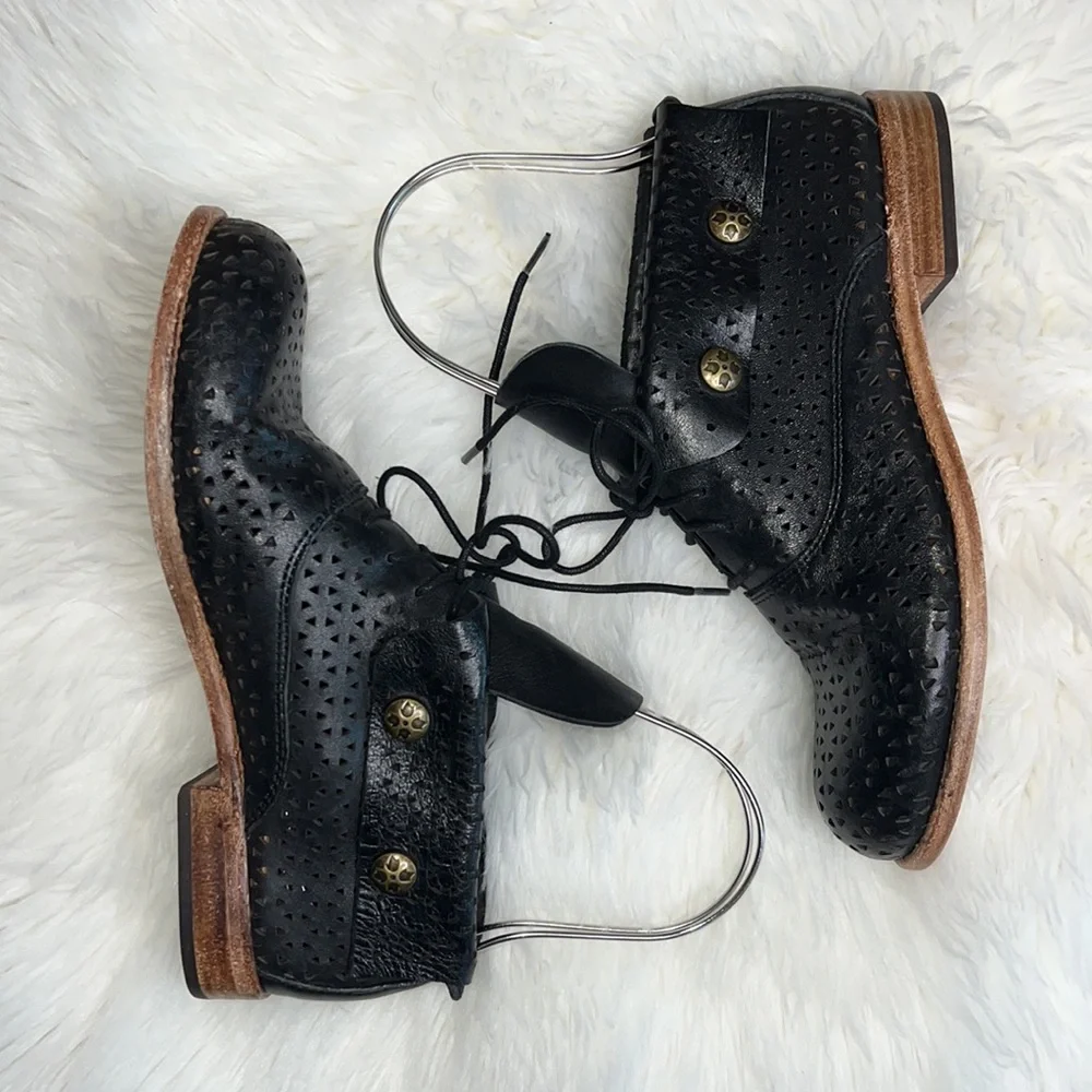 🔹 Patricia Nash Lace Up Perforated Bootie